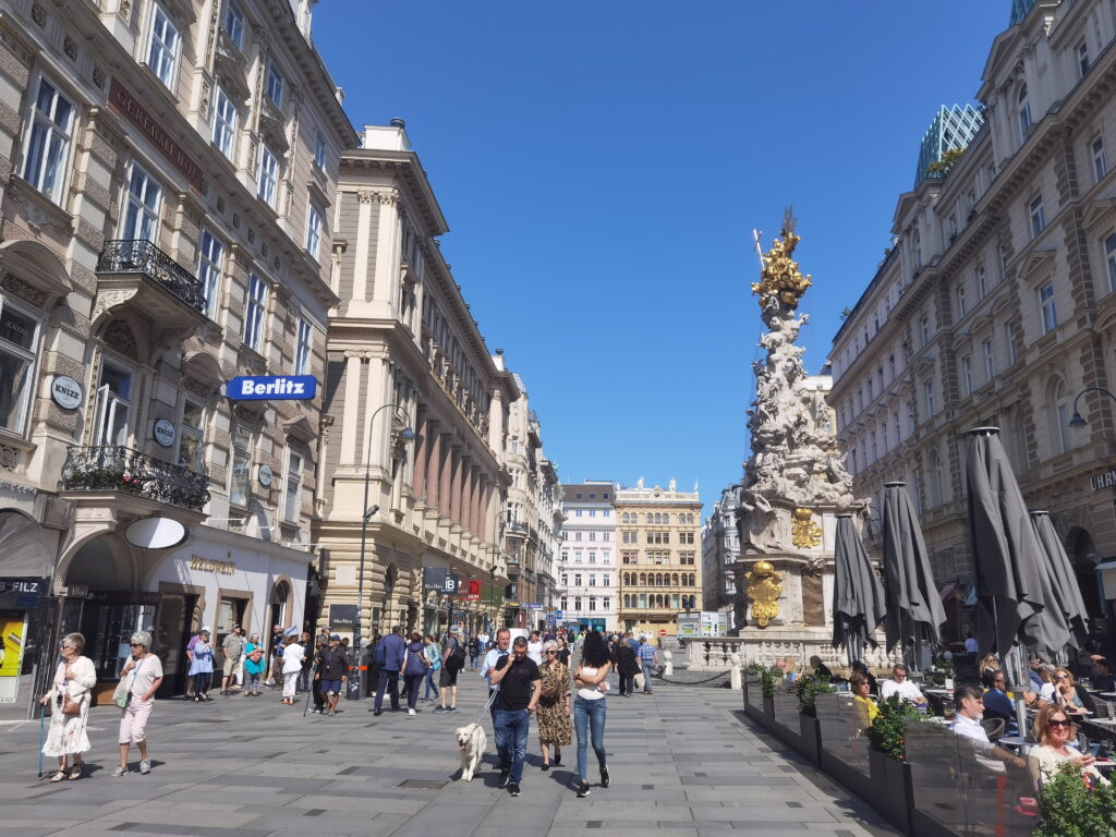 Der Graben ist eine mondäne Flaniermeile und beginnt am Stephansplatz in Wien