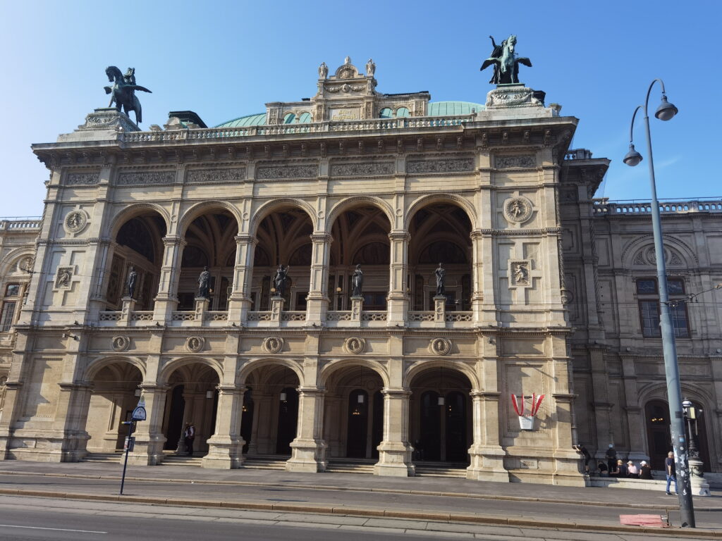 Die Wiener Staatsoper ist eine der Sehenswürdigkeiten in der Kärntner Straße