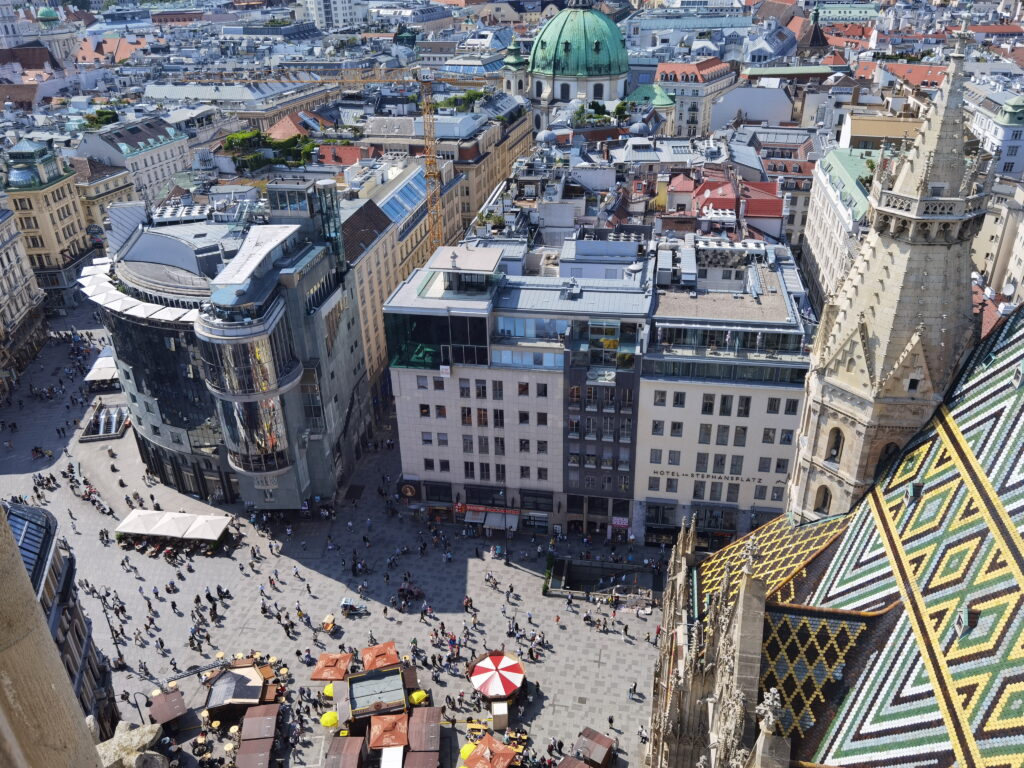 Blick vom Turm des Stephansdoms auf das Haas Haus Wien, links im Bild