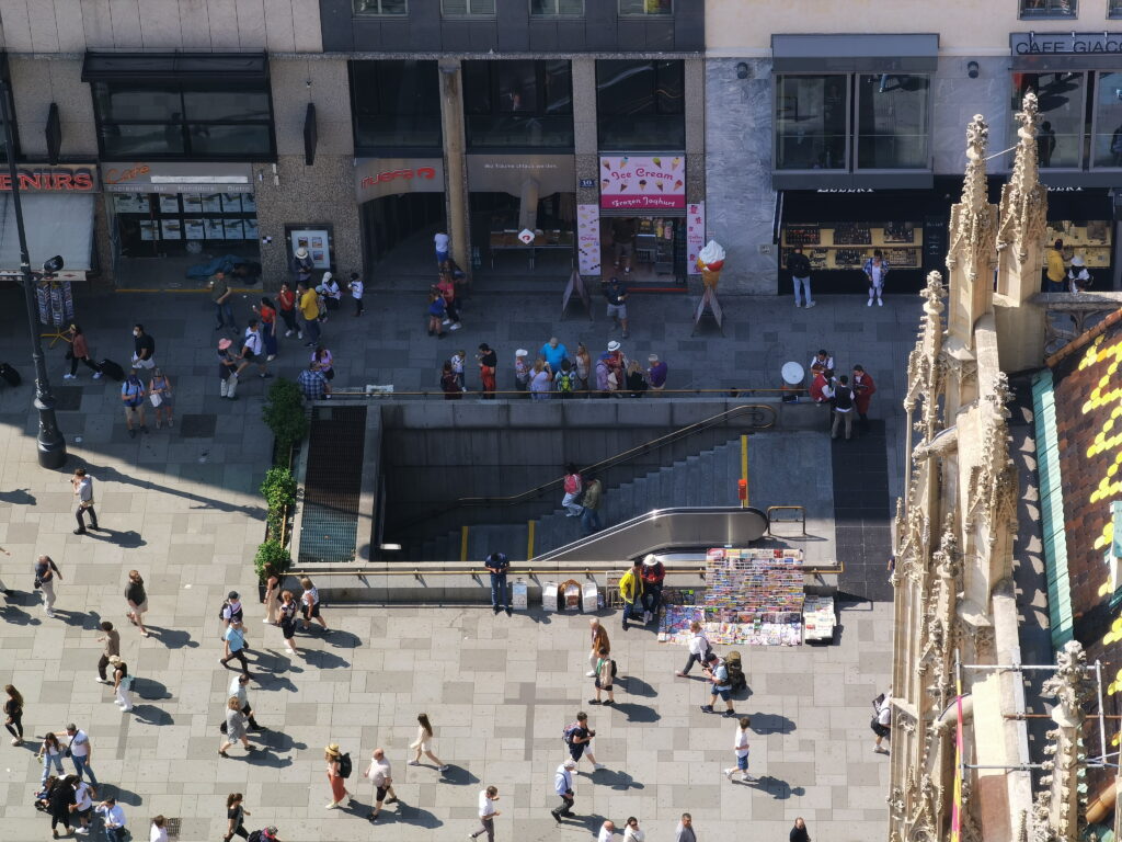 Stephansplatz U-Bahn: Der Abstieg vor dem Stephansdom in die U-Bahn