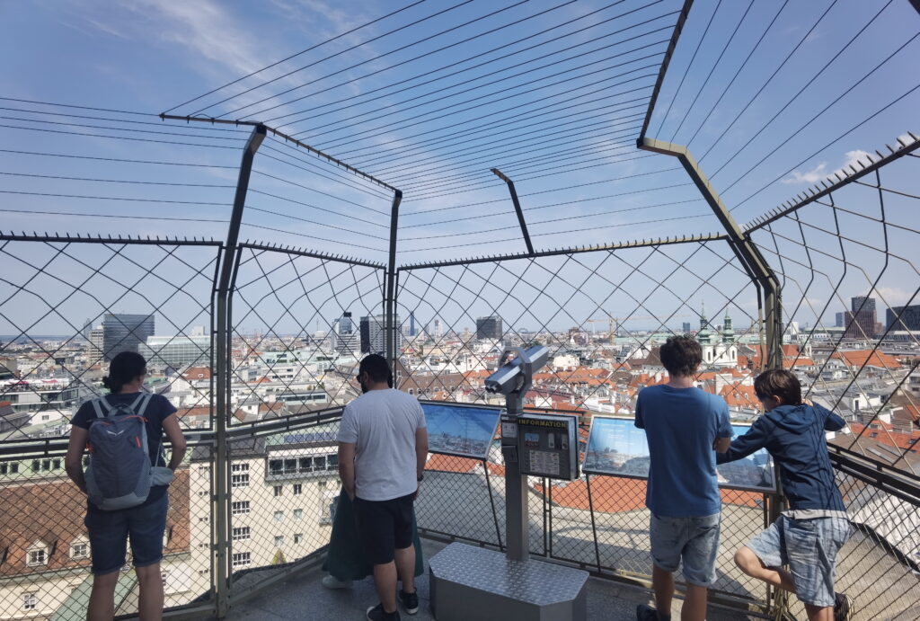 Stephansdom Nordturm - die gut gesicherte Aussichtsplattform in luftiger Höhe