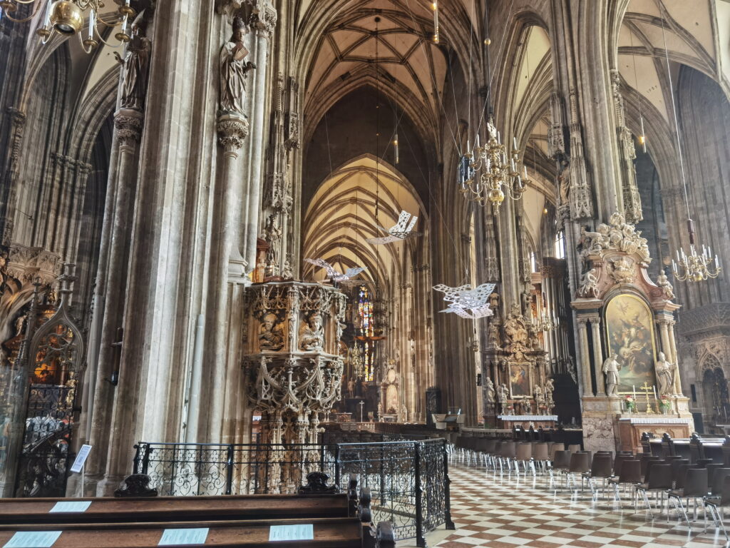 So sieht es im Stephansdom innen aus