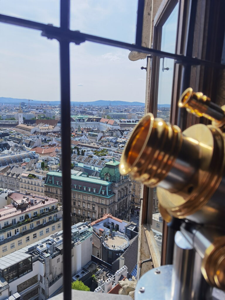 Über 343 Stufen kommst du in die Türmerstube mit Fernrohr im Stephansdom Südturm