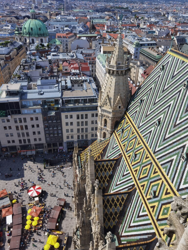 Stephansdom Südturm Blick auf das Dach und den Stephansplatz