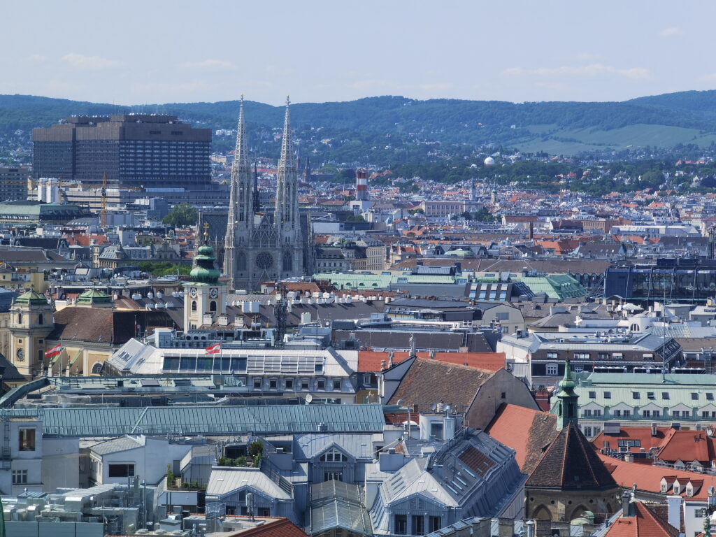 Das ist die Aussicht vom Stephansdom Südturm auf das Wiener Rathaus