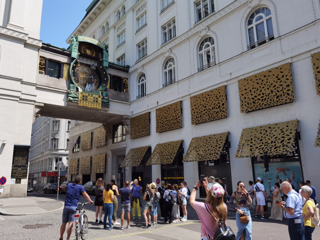 Die Ankeruhr am Hohen Markt ist eine Sehenswürdigkeit