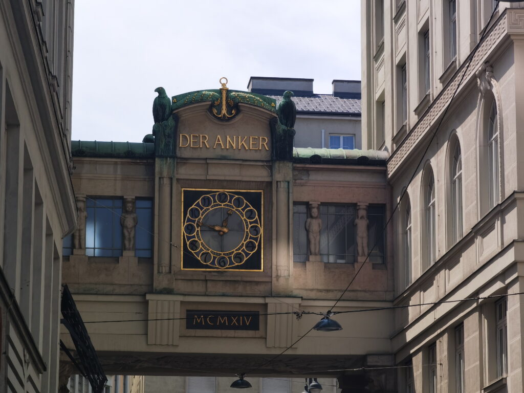 Die Rückseite der Ankeruhr - mit einer ganz normalen Uhr. In der Brücke ist die Mechanik der Spieluhr.