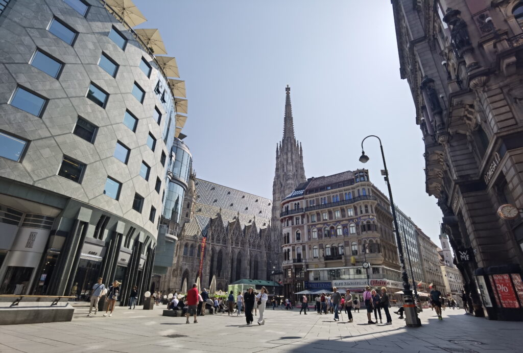 Blick vom Graben zum Stephansplatz, links im Bild das moderne Haas Haus