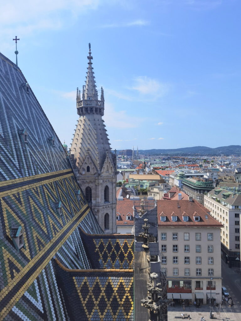 Der Stephansdom mit seinem buntem Dach